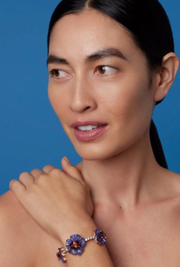 سوار مرصع بالتنزانيت من إيرين نيويرث Irene Neuwirth 