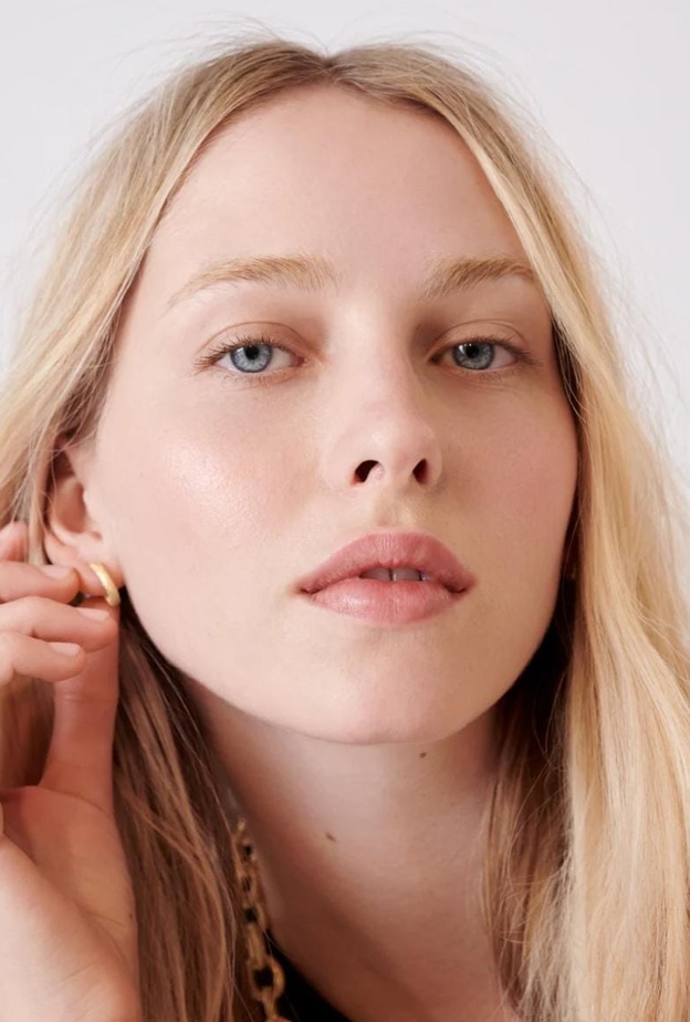 إليك خطوات دمج المجوهرات الناعمة في إطلالاتك اليومية بأسلوب راق ومبتكر