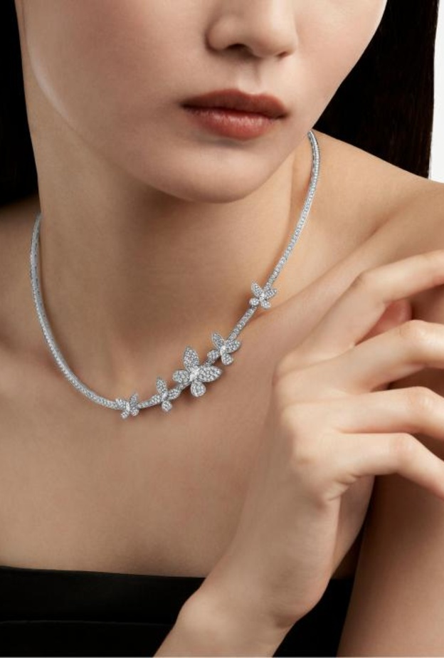 عقد مرصع بالألماس الأبيض من غراف Graff 