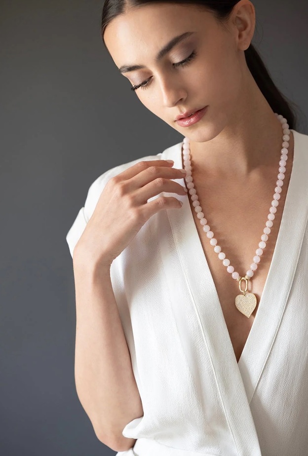 هذه أحجار الحظ الخاصة بمولودة شهر يناير