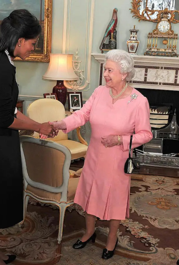 كيف يتم تعليم أفراد العائلة المالكة المصافحة بطريقة خاصة جدًا