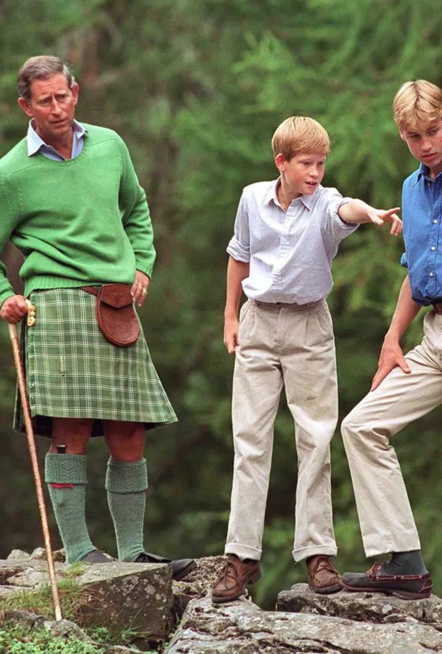 لماذا يرتدي الملك تشارلز الثالث في كثير من الأحيان التنورات؟