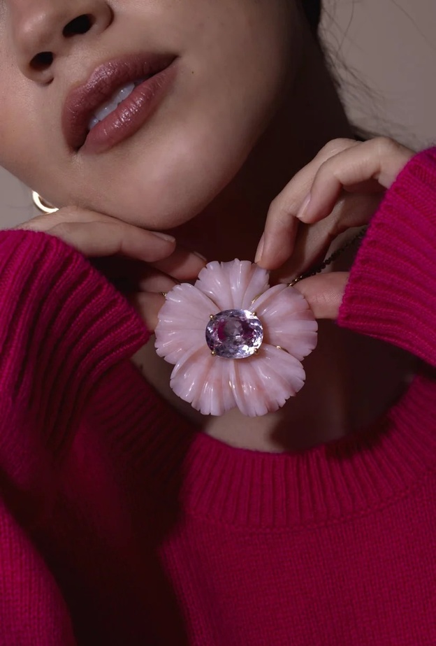 مجوهرات مرصعة بالكوارتز الوردي