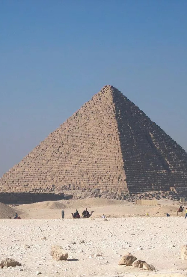 هرم خوفو (258 مليون متر مكعب)، الجيزة، جمهورية مصر العربية