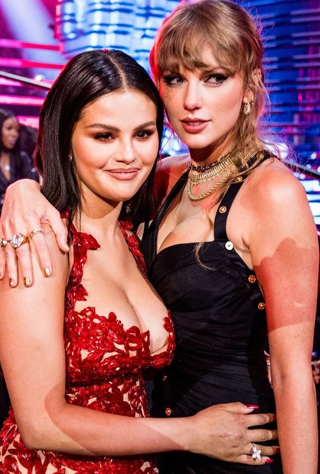 مجوهرات تايلور سويفت وسيلينا غوميز 