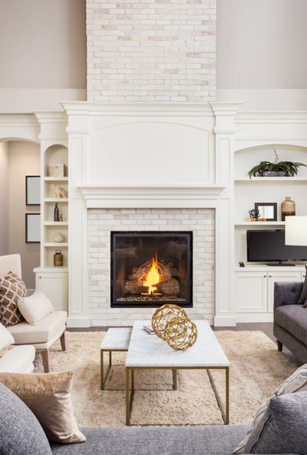 ينصح بتجميع الأثاث حول المدفأة في غرف المعيشة الصغيرة الحجم