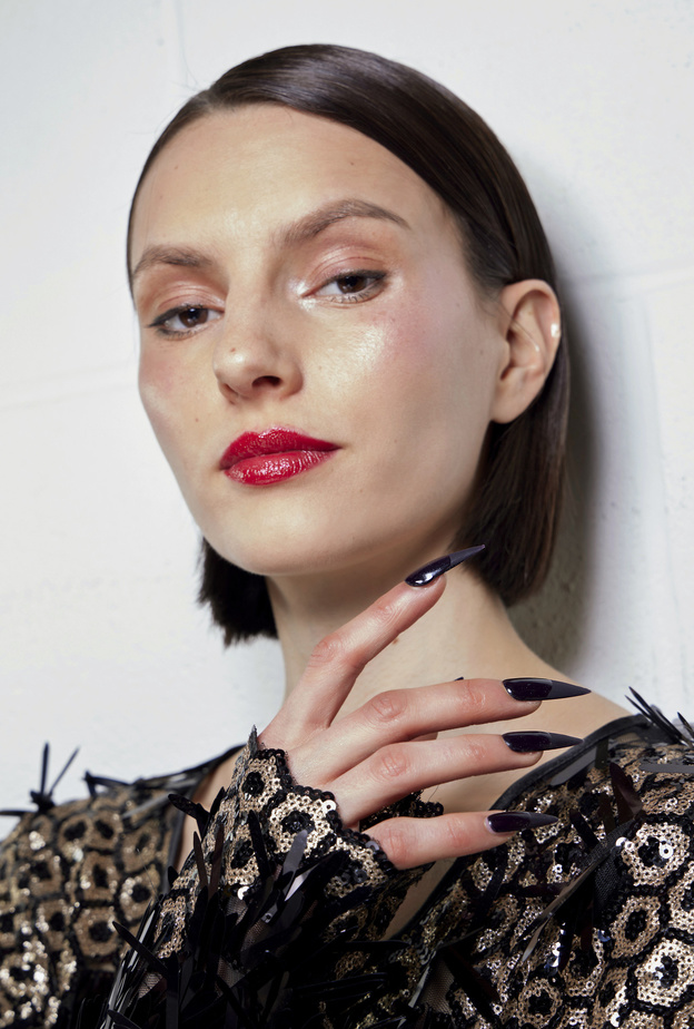 ألوان المناكير السوداء بتدرجات مات ولماعة من دار Helen Anthony