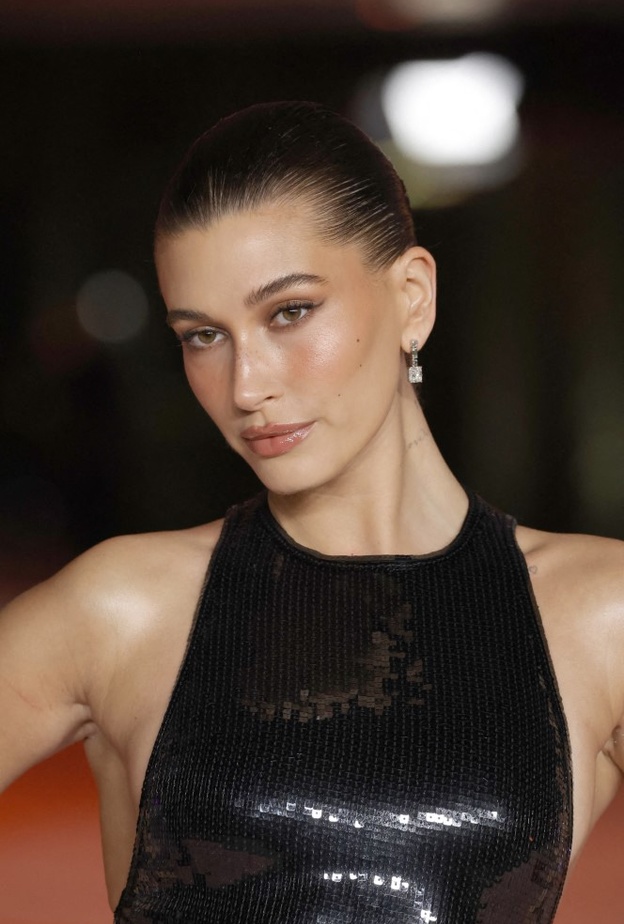 إطلالة Hailey Bieber بالمكياج النيود اللماع