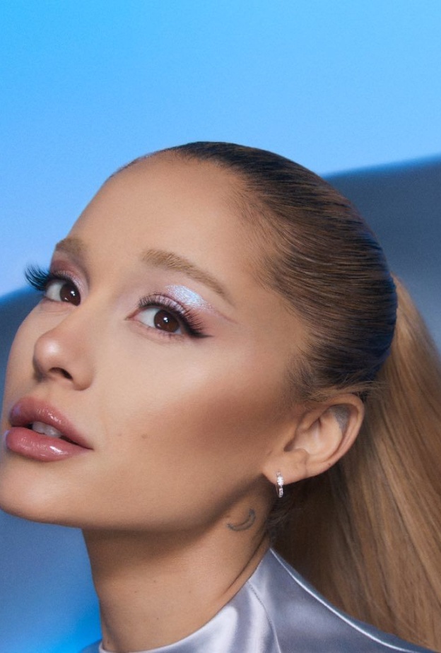 زيني ملامحك بلمسة من ضوء النجوم  في إحتفالات عيد الإتحاد مع أحدث إصدارات الهايلايتر