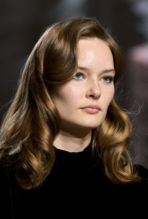 استعدّي للعام الجديد بلمسة جديدة لتحويل لون شعرك بشكل طبيعي إلى البني الفاتح