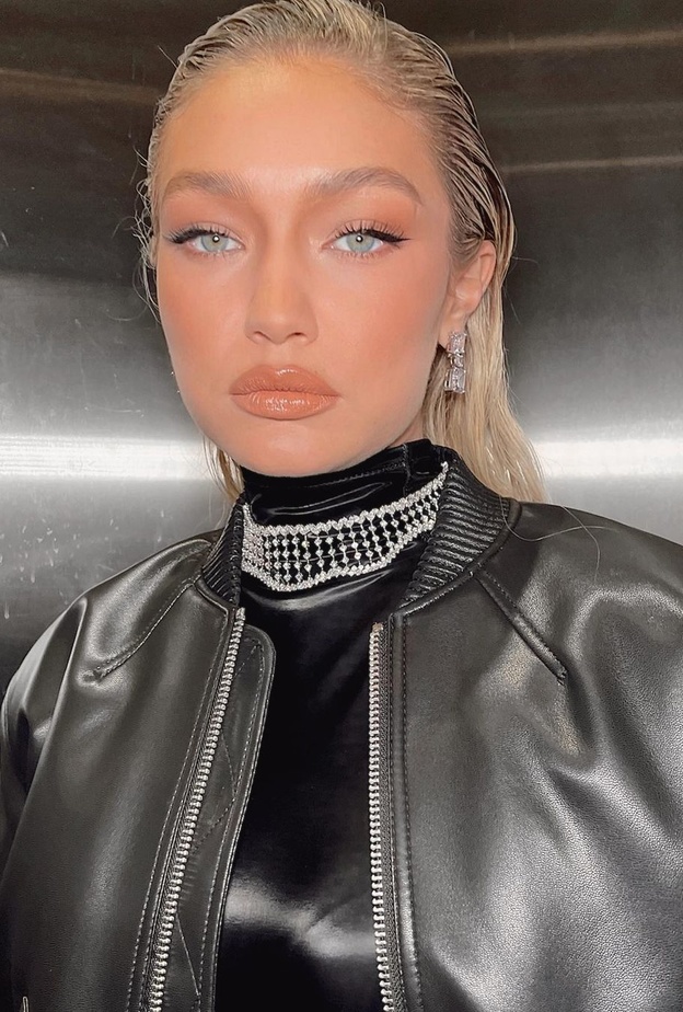 أجمل تسريحات الشعر المبلل عام 2023 بأسلوب النجمات العالميات