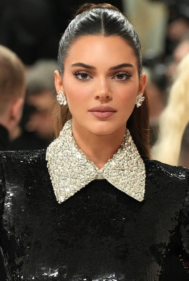 اطلالة Kendall Jenner برسمات المكياج البني المتموج- الصورة من حساب Mary Phillips على انستغرام