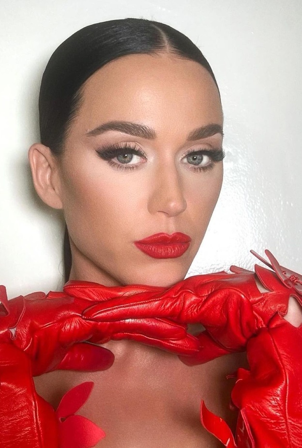 من الشعر الى المكياج ..الأحمر نجم موسم أعياد 2023 فإليك طرق تطبيقه من وحي النجمات