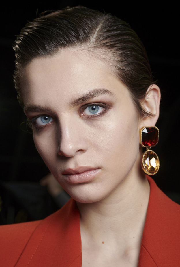 رسمات المكياج الذهبي الداكن والبني  من دار Luisa Spagnoli