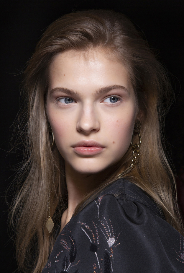 دليلك الجمالي للعناية بفروة الرأس وتعزيز نمو وكثافة شعرك قبل نهاية العام