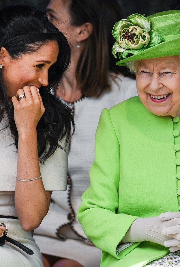 صور لأفراد من العائلة المالكة في نوبات من الضحك.. على طبيعتهم