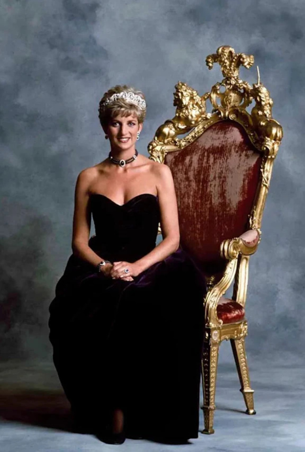 بينها أشهر فساتين الأميرات.. أغلى 10 فساتين تم بيعها في مزاد علني على الإطلاق