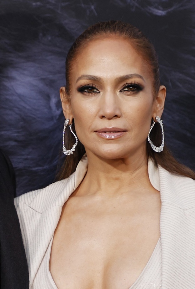 المكياج البرونزي المشرق نجم عام 2023 