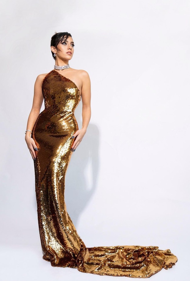 فساتين براقة بألوان معدنية لمناسبة رأس السنة من وحي نجمات مهرجان البحر الأحمر السينمائي