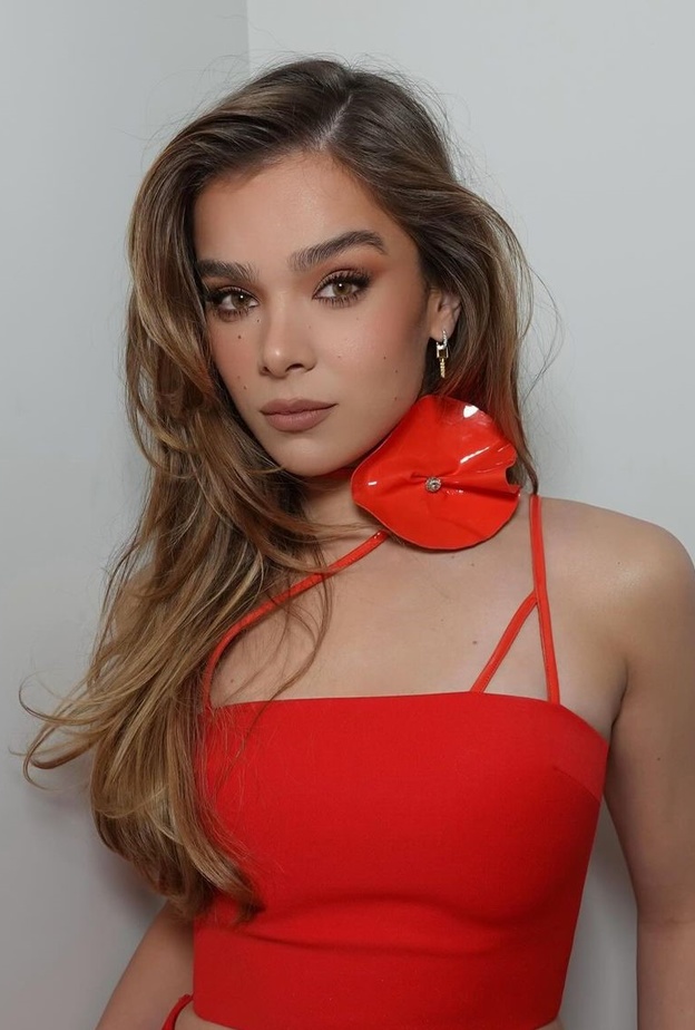 صيحة مكياج "البمكن سبايس لاتيه"  Pumkin Spice Latte بأسلوب النجمة hailee steinfeld - صورة من حسابها على انستغرام