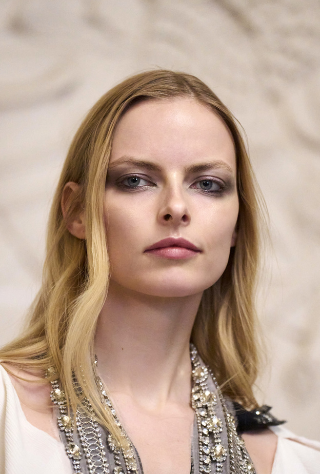 لإطلالة منتعشة في موسم الأعياد لا تستغني عن العطر في حقيبة السفر... اليك خياراتنا من عطور بنفحات متجددة