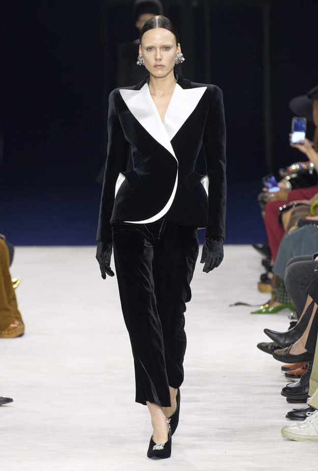 إطلالة من Balmain