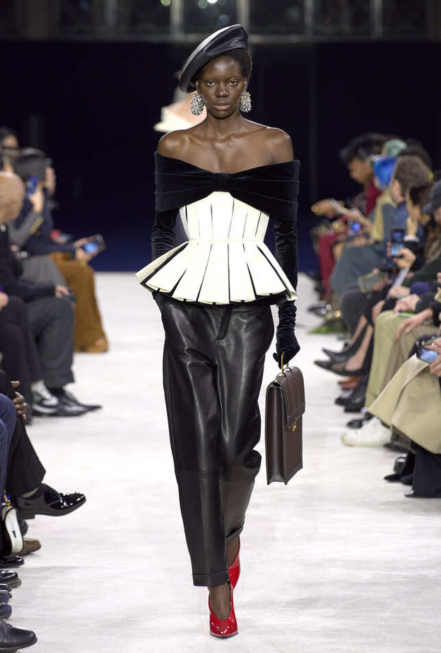 إطلالة من Balmain لخريف وشتاء 2024