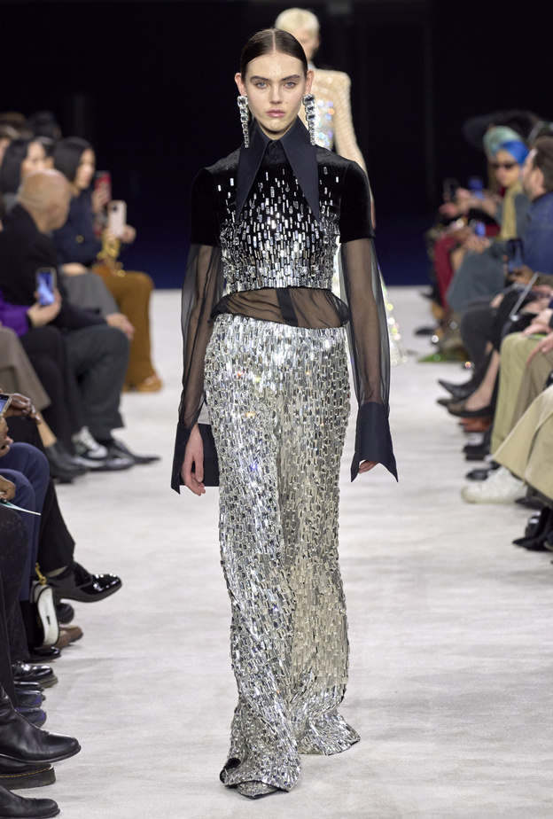 موضة التصاميم الفضية عنوان أناقتك لمناسبات نهاية العام