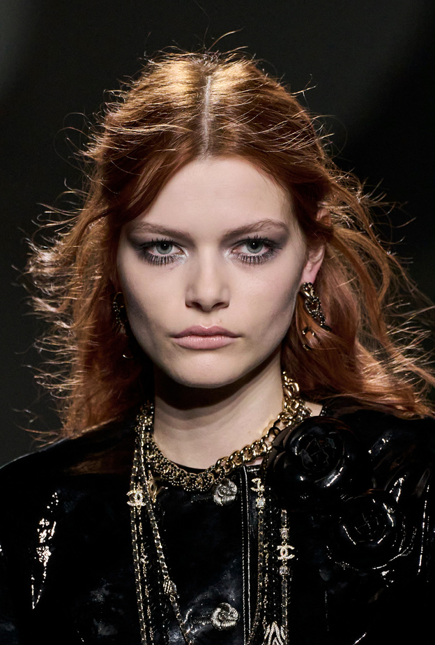 تعرفي الى صيحات الموسم .. مزيج من التأثيرات اللونية اللامعة