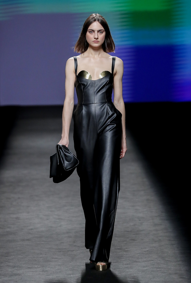 صيحة الجمبسوت الجلدي الأكثر شياكة في مناسبات نهاية العام