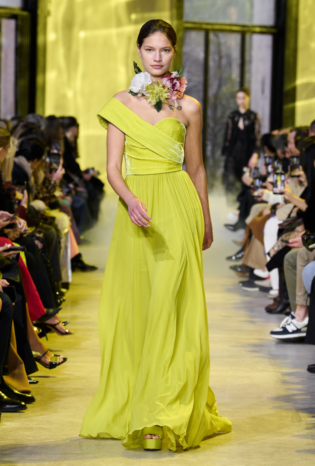 فساتين متألقة بقصة الكتف الواحد من إختيارك في الشتاء