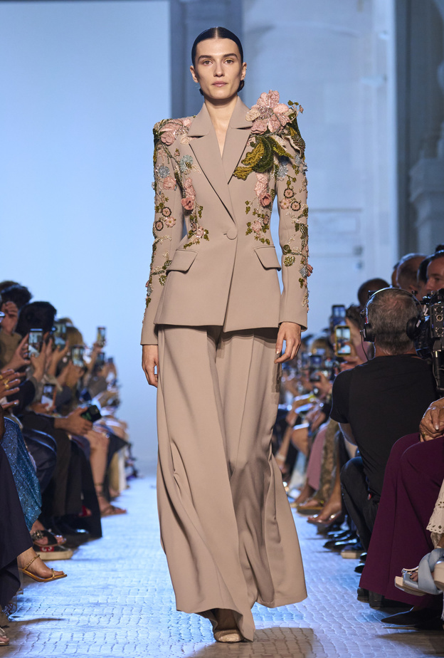 البدلات الرسمية الراقية عنوان أناقتك المميزة في مناسبات نهاية العام.. أي بدلة ستختارين  