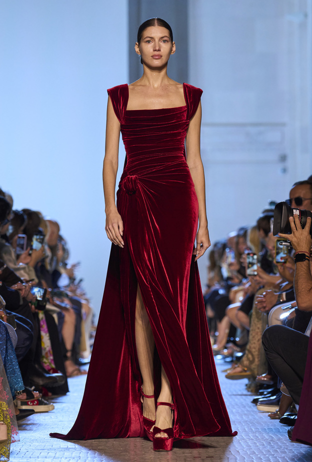 الفساتين الحمراء المخملية في إطلالات مناسبات نهاية العام