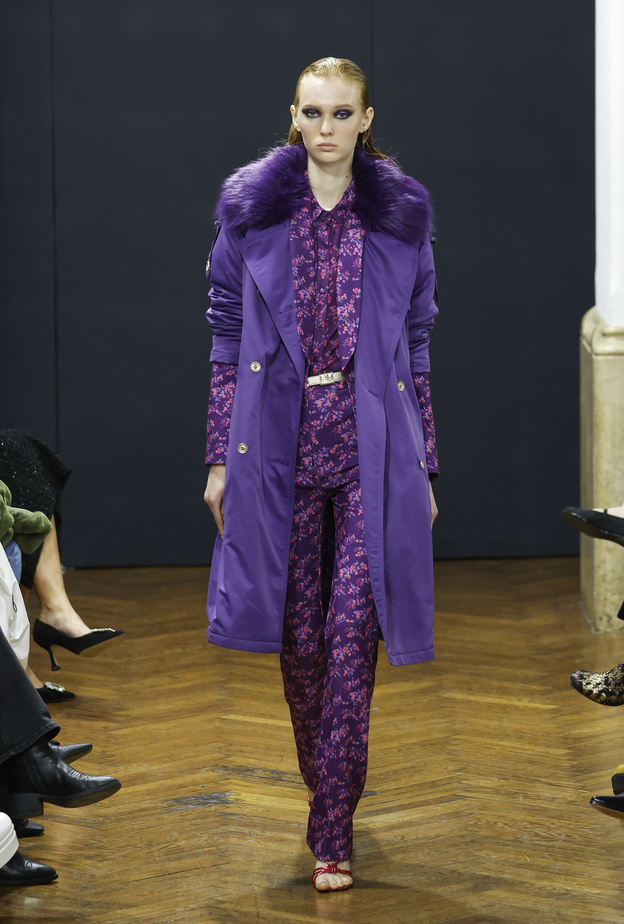 موضة المعاطف البنفسجية لتناسب سهرات نهاية العام