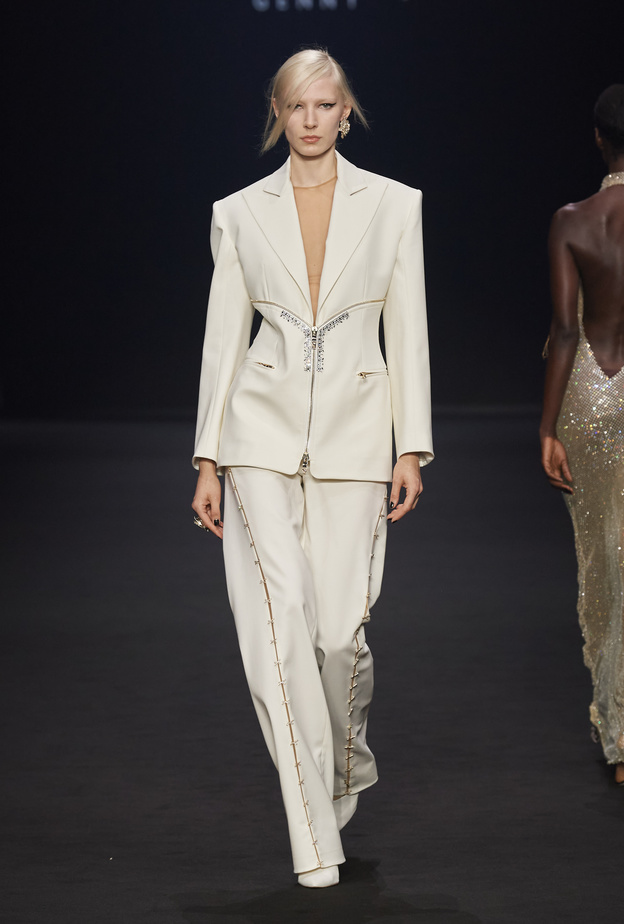 الشياكة في مناسبات نهاية العام عنوانها البنطلون الأبيض