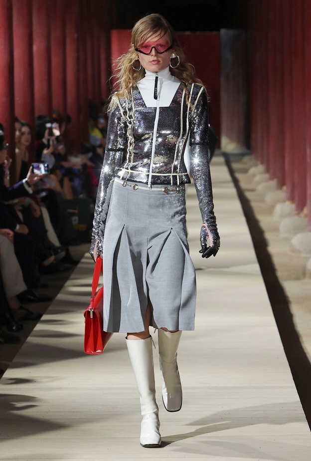 من الكروشيه الى الأقمشة المعدنية اللماعة..مازالت صيحات موسم "ريزورت" 2024 في أوج ظهورها