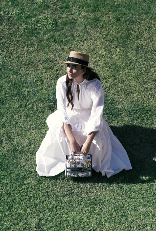 قميص وتنورة بيضاء  قبعة وأقراط وحقيبة "ليدي دي لايت" LADY D-LITE  جميعها من دار "ديور" DIOR