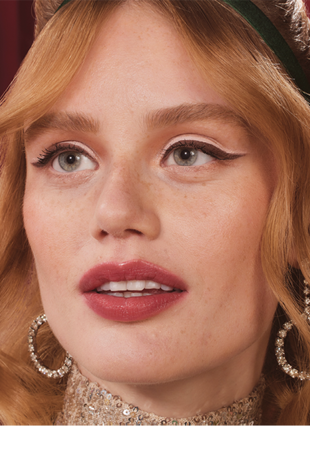 احتفلي بموسم نهاية العام بمستحضرات الجمال المثالية من Benefit Cosmetics