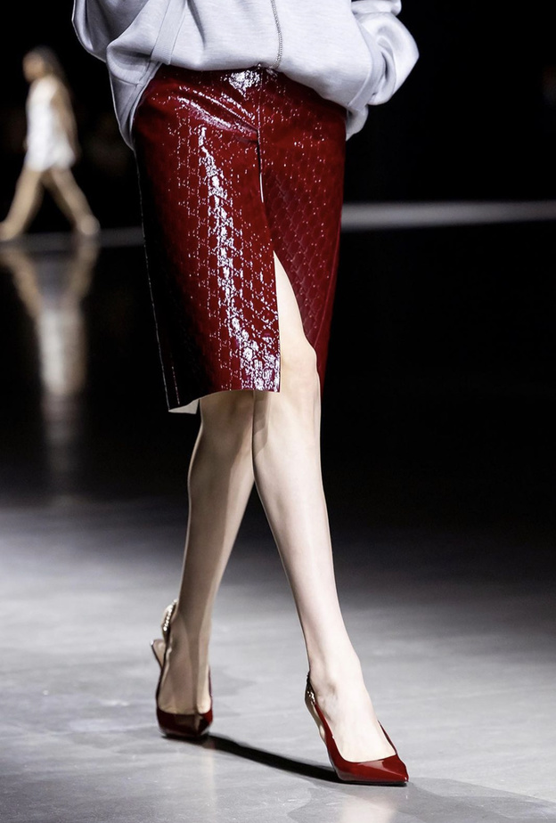 هل أصبحت الألوان البارزة الشعارات الناعمة لعلامات الأزياء التجارية الفاخرة؟