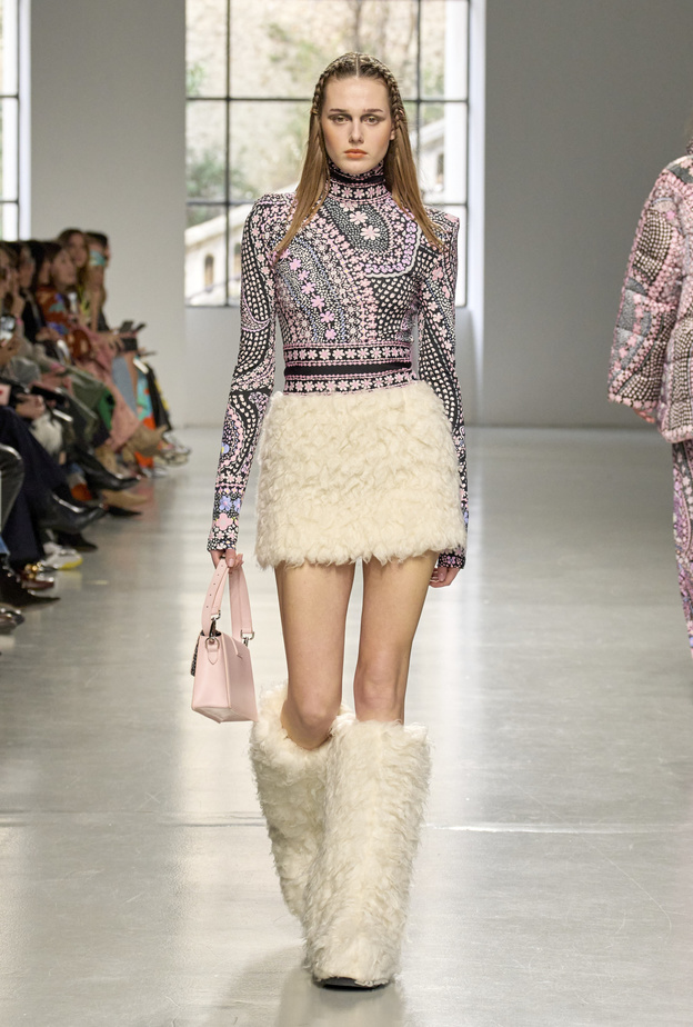 لمسات الجرأة والدفء مع أحذية الفرو في الشتاء