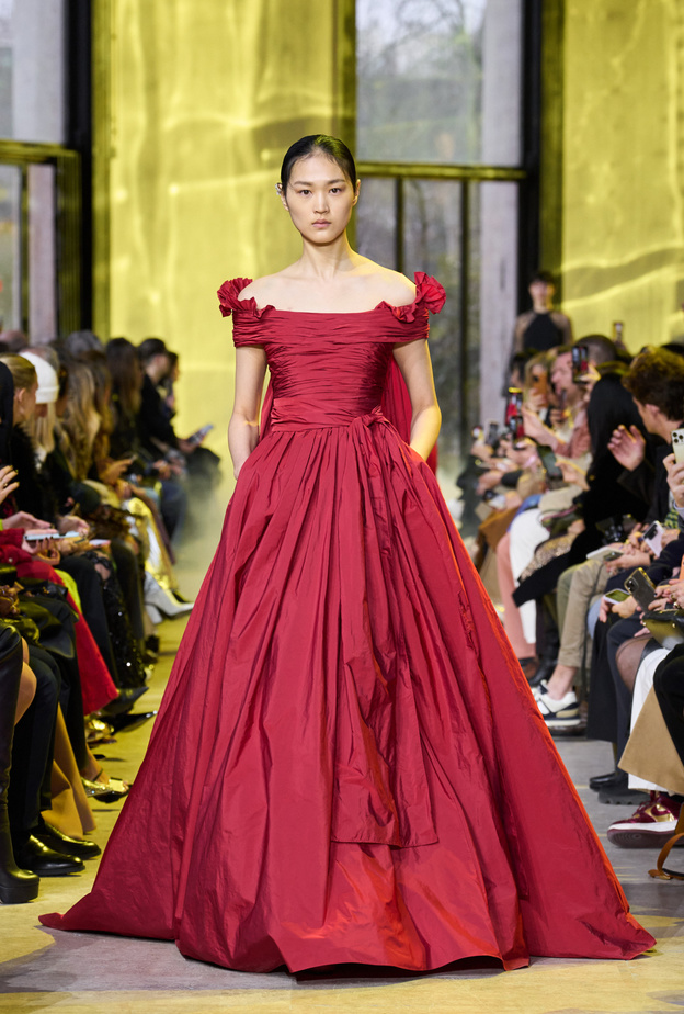 فستان أحمر منفوش من إيلي صعب