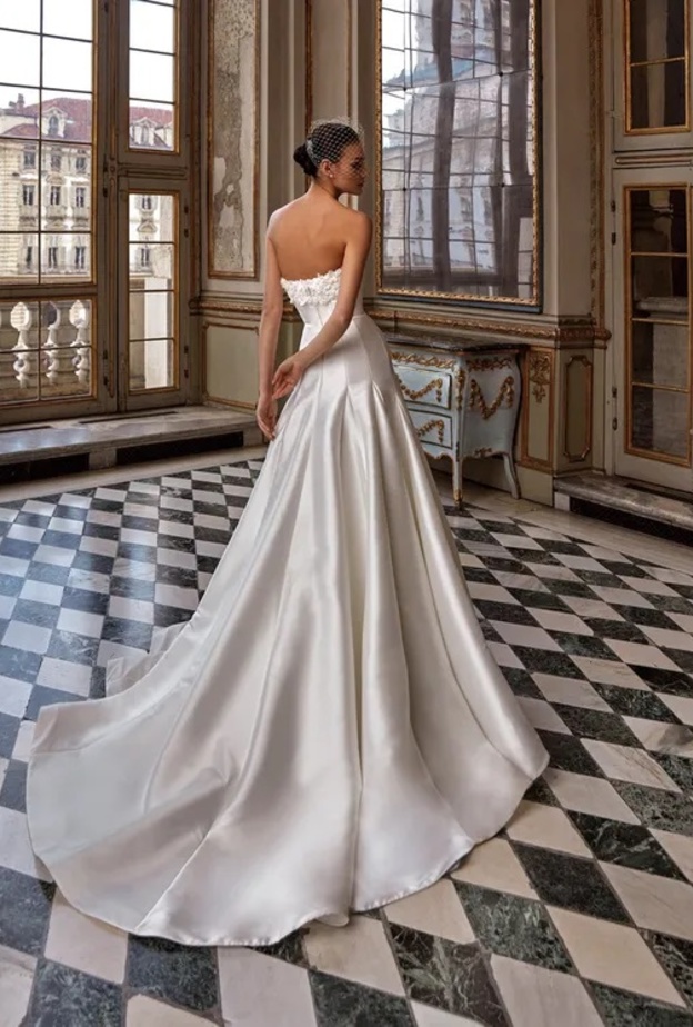 احتاري اجمل فساتين زفاف من الساتان لإطلالة مفعمة بالجاذبية