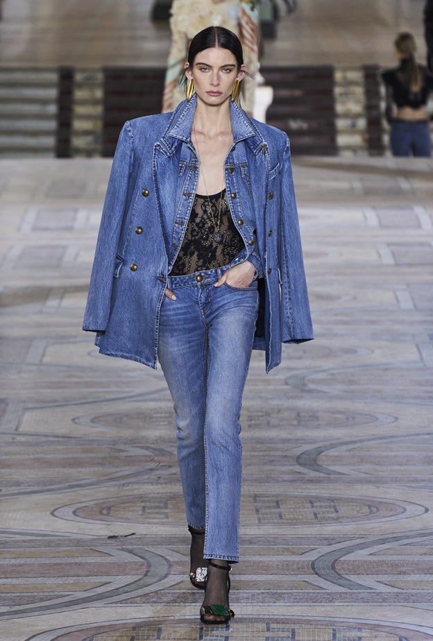 5 موديلات أحذية يمكن تنسيقها مع إطلالة الجينز هذا الشتاء