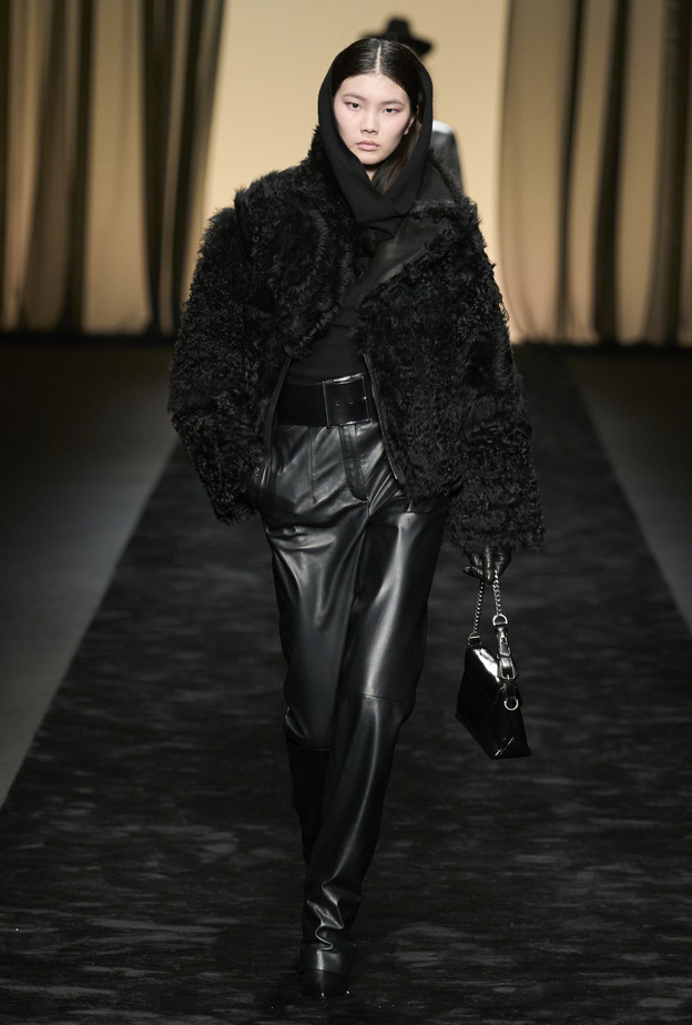 واكبي صيحات الموضة واضيفي الجلد إلى إطلالاتك من خلال هذه التنسيقات!