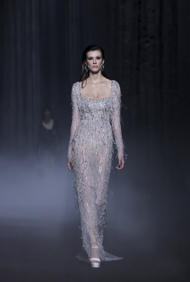 أضيئي سهراتك وحفلاتك بإطلالة باللون الفضي البراق