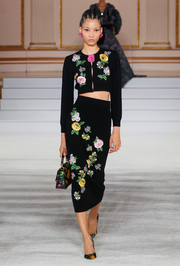 الملابس المطبعة بالورود مستمرة معنا حتى في خريف وشتاء 2023.. فهل تكون خيارك القادم؟