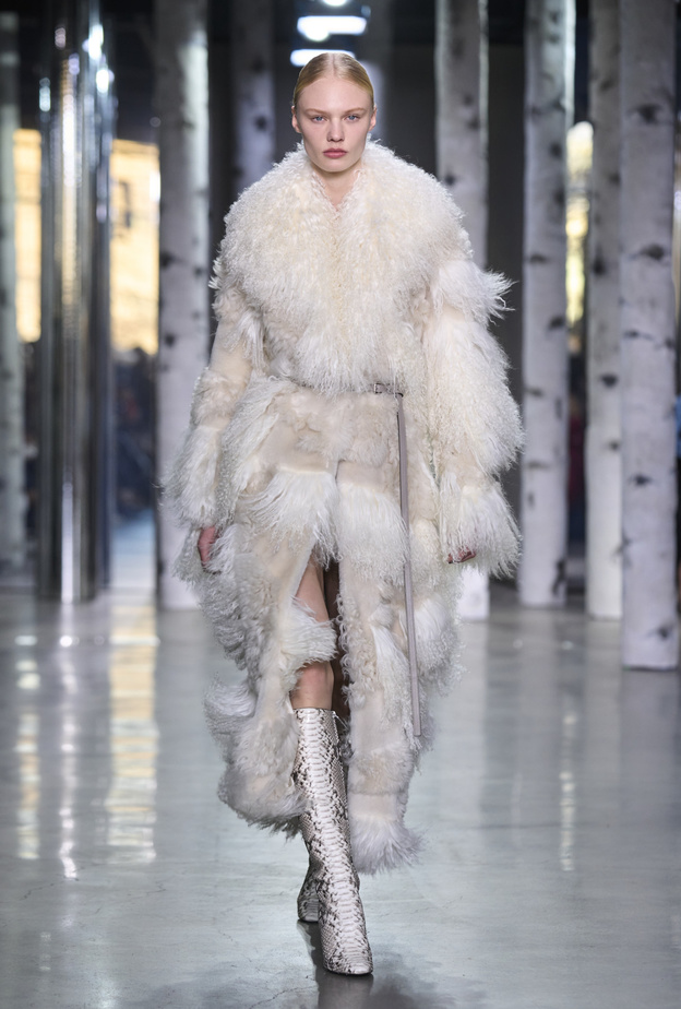 من قال أن جاكيت الفرو فقط للمناسبات المسائية؟ هذه التنسيقات ستبرهن عكس ذلك!