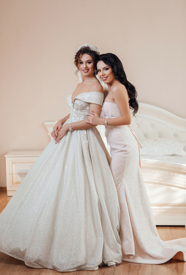 العروس وشقيقتها بتسريحتين ناعمتين