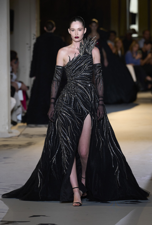 فساتين السهرة السوداء والبراقة عنوان للأناقة في سهرات نهاية العام