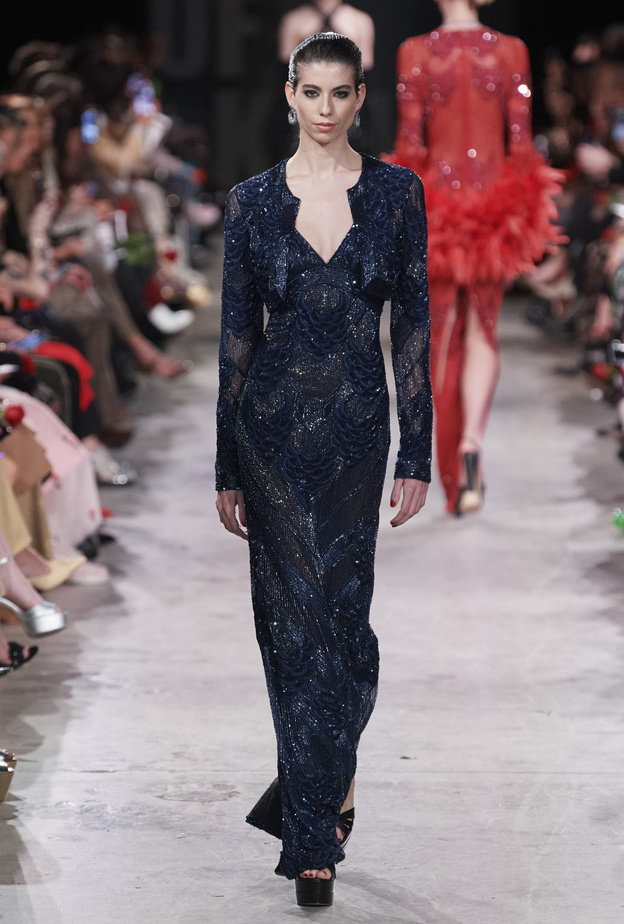 فساتين الترتر موضة شتاء 2024 في مناسبات نهاية العام